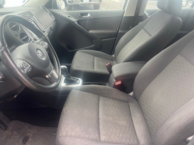 Volkswagen Tiguan Limited Vehicle Full-screen Gallery Image 6