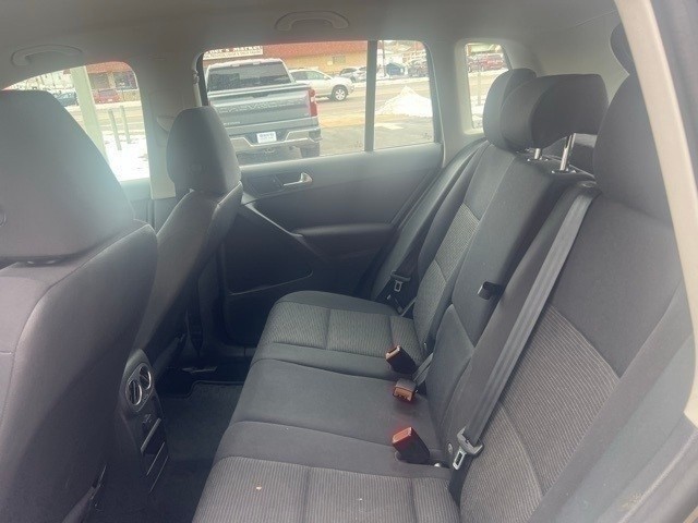 Volkswagen Tiguan Limited Vehicle Full-screen Gallery Image 8