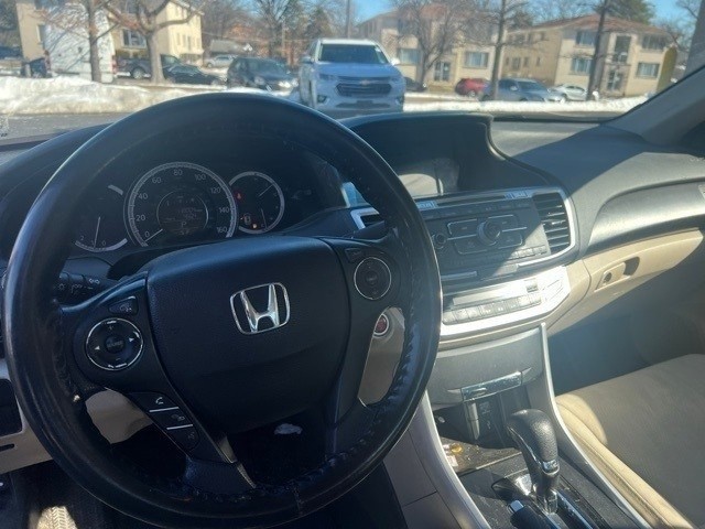 Honda Accord Sedan Vehicle Full-screen Gallery Image 8