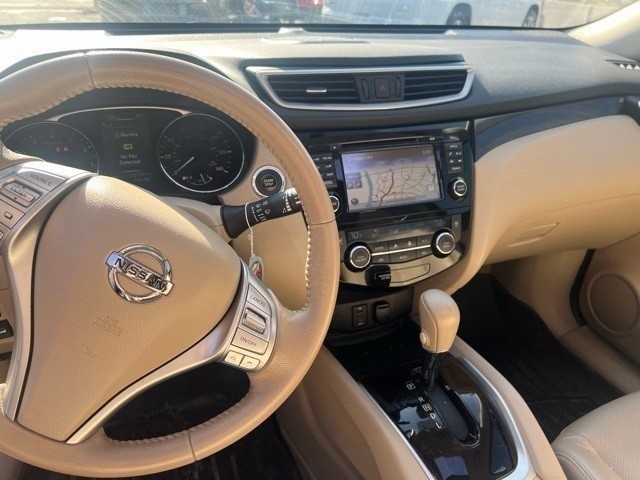 Nissan Rogue Vehicle Full-screen Gallery Image 9