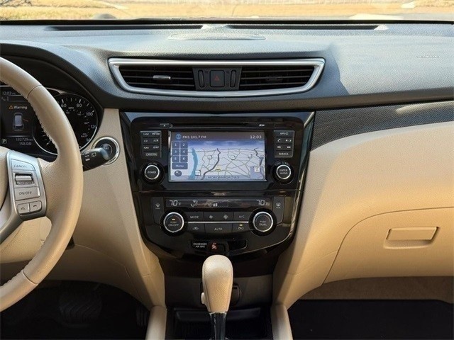 Nissan Rogue Vehicle Full-screen Gallery Image 14