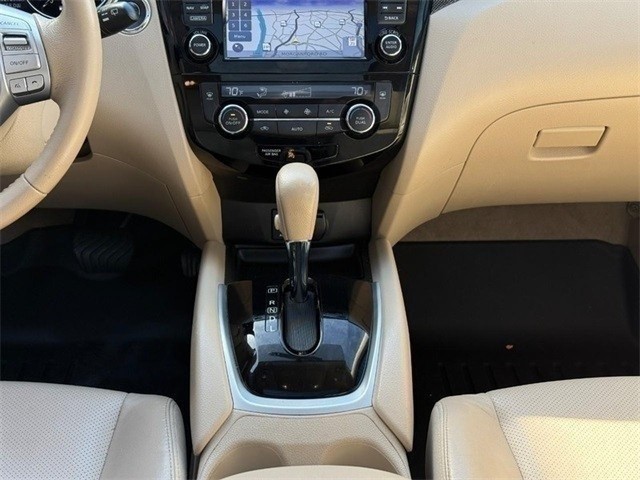 Nissan Rogue Vehicle Full-screen Gallery Image 16