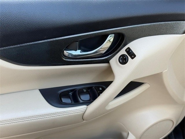 Nissan Rogue Vehicle Full-screen Gallery Image 17