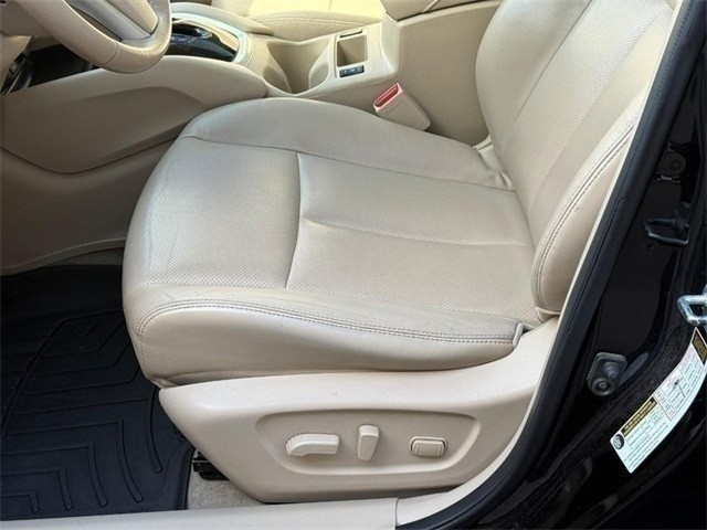 Nissan Rogue Vehicle Full-screen Gallery Image 18