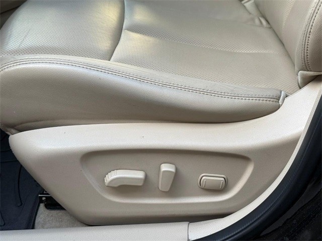 Nissan Rogue Vehicle Full-screen Gallery Image 19