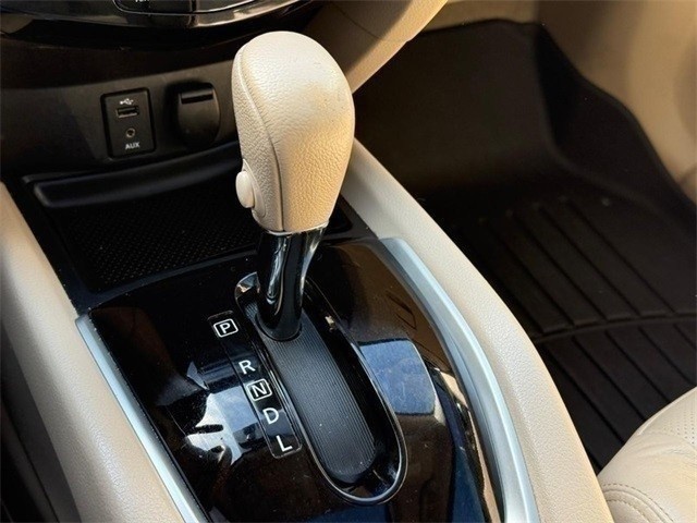 Nissan Rogue Vehicle Full-screen Gallery Image 23