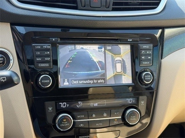 Nissan Rogue Vehicle Full-screen Gallery Image 24