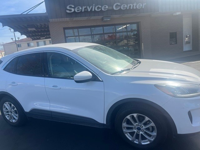 Ford Escape Vehicle Full-screen Gallery Image 3