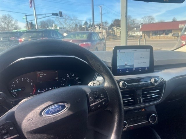 Ford Escape Vehicle Full-screen Gallery Image 6