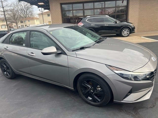 Hyundai Elantra Hybrid Vehicle Full-screen Gallery Image 3