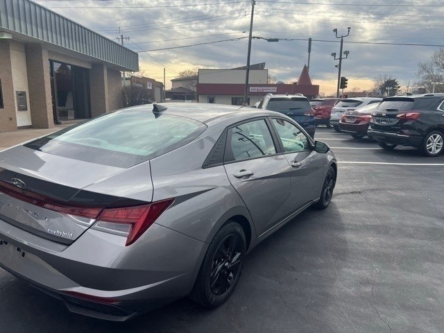 Hyundai Elantra Hybrid Vehicle Full-screen Gallery Image 4