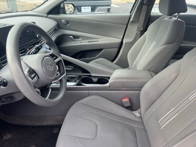 Hyundai Elantra Hybrid Vehicle Full-screen Gallery Image 8