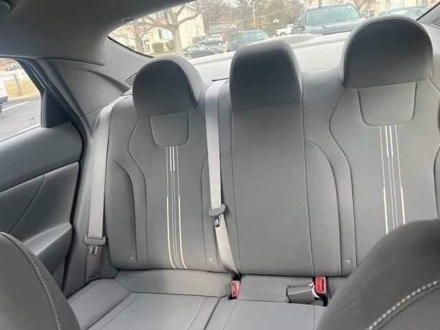 Hyundai Elantra Hybrid Vehicle Full-screen Gallery Image 9