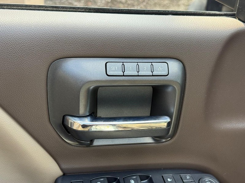 Chevrolet Silverado 1500 Vehicle Full-screen Gallery Image 16