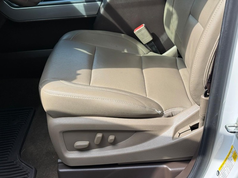 Chevrolet Silverado 1500 Vehicle Full-screen Gallery Image 17