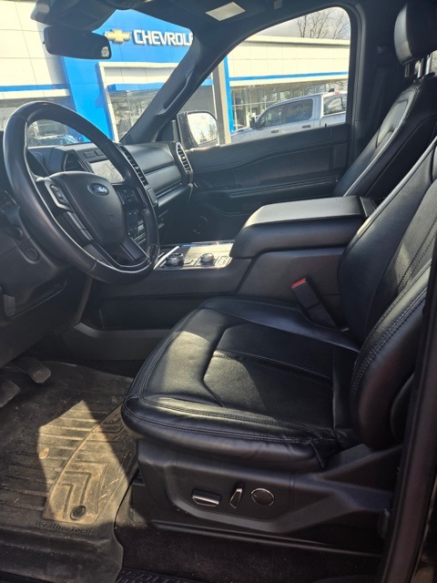 Ford Expedition Max Vehicle Full-screen Gallery Image 6