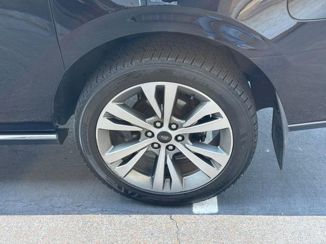 Ford Expedition Max Vehicle Full-screen Gallery Image 09