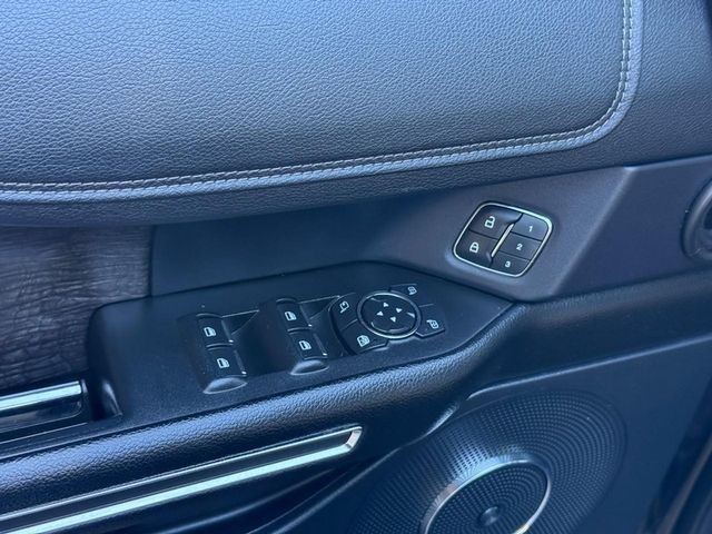 Ford Expedition Max Vehicle Full-screen Gallery Image 17