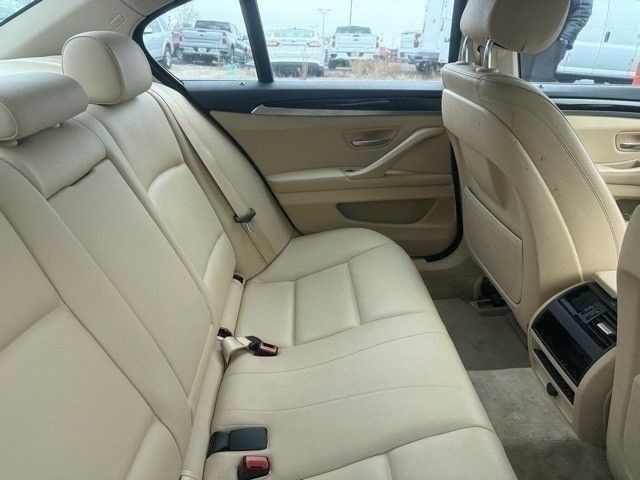 BMW 5 Series Vehicle Full-screen Gallery Image 08