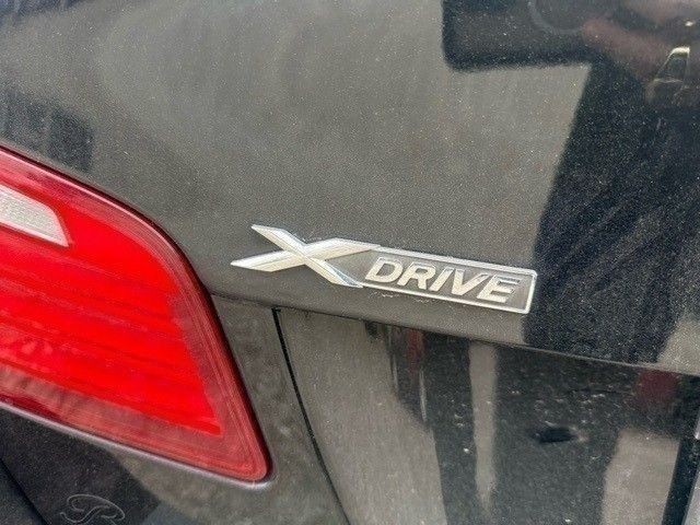 BMW 5 Series Vehicle Full-screen Gallery Image 09