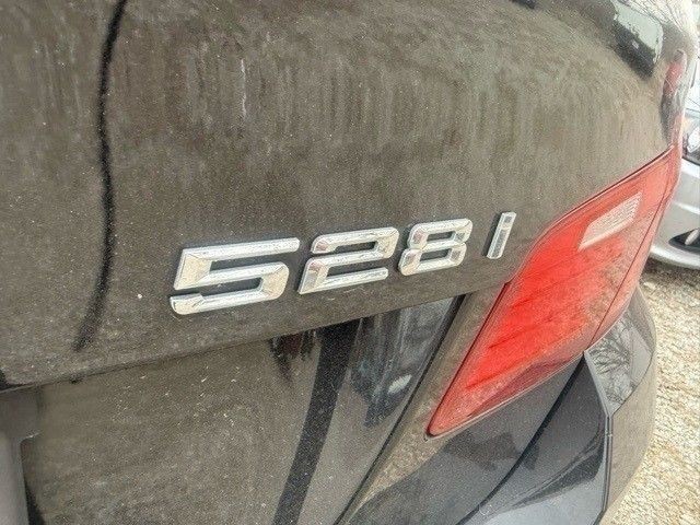 BMW 5 Series Vehicle Full-screen Gallery Image 10