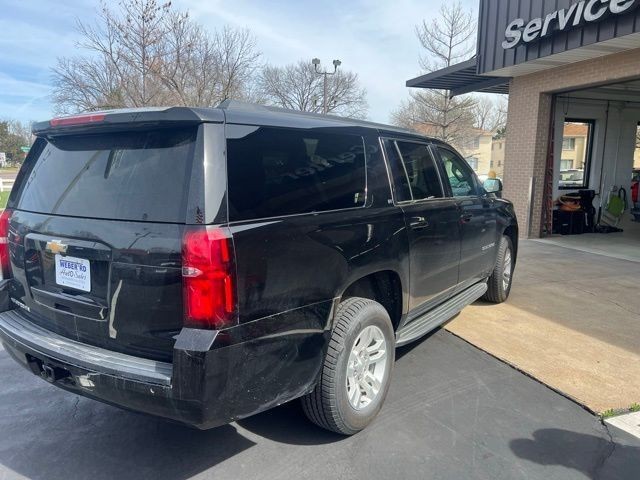 Chevrolet Suburban Vehicle Full-screen Gallery Image 4