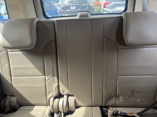 Chevrolet Suburban Vehicle Full-screen Gallery Image 11