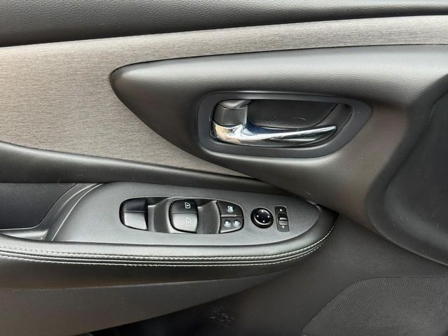 Nissan Murano Vehicle Full-screen Gallery Image 16