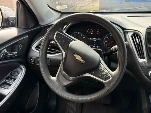 Chevrolet Malibu Vehicle Full-screen Gallery Image 12