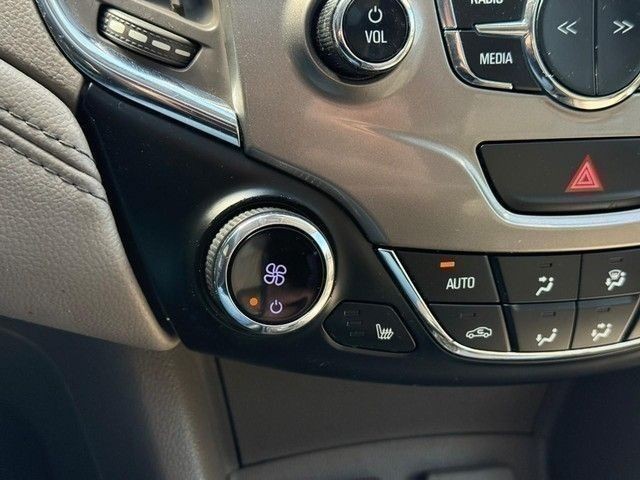 Chevrolet Cruze Vehicle Full-screen Gallery Image 23