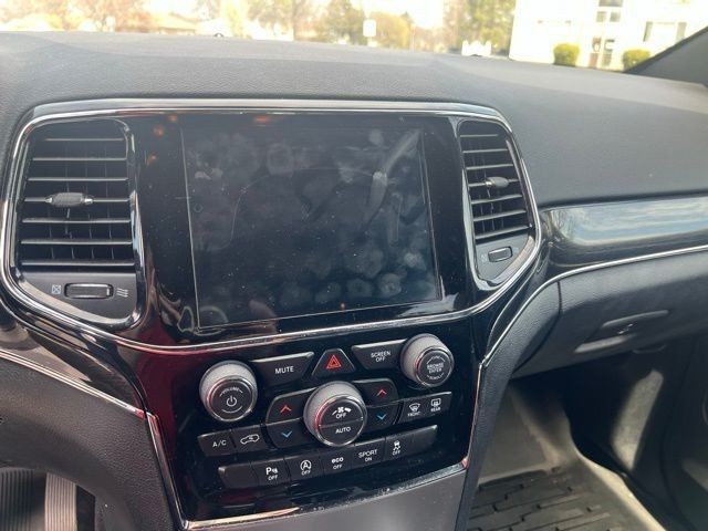 Jeep Grand Cherokee Vehicle Full-screen Gallery Image 7