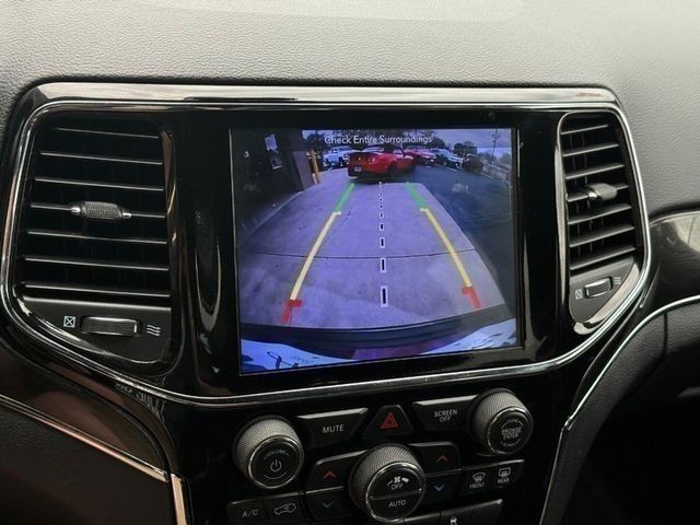 Jeep Grand Cherokee Vehicle Full-screen Gallery Image 22