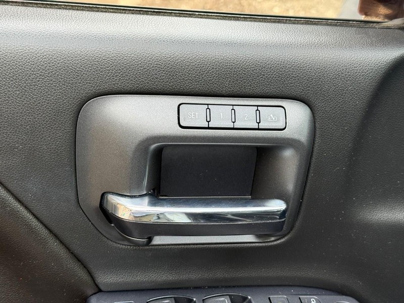 Chevrolet Silverado 1500 Vehicle Full-screen Gallery Image 12