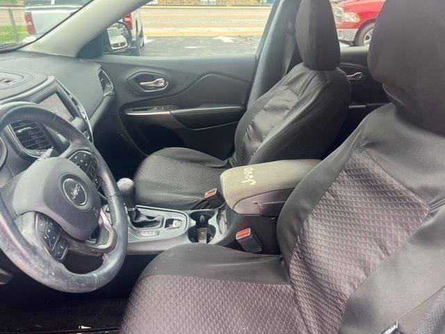 Jeep Cherokee Vehicle Full-screen Gallery Image 07