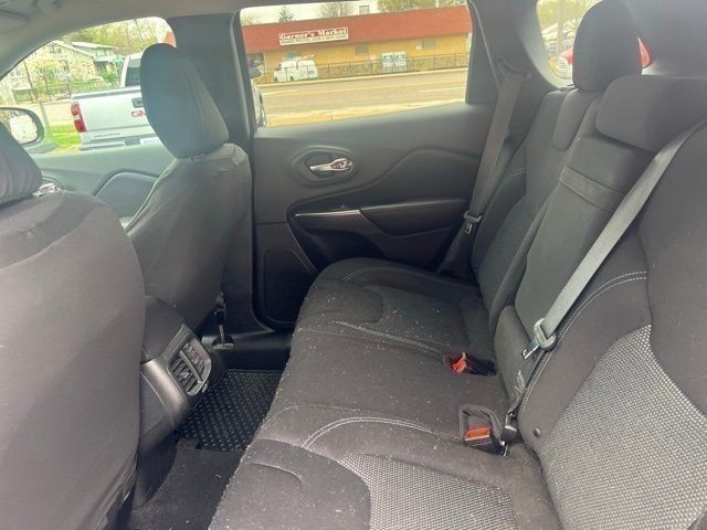 Jeep Cherokee Vehicle Full-screen Gallery Image 09