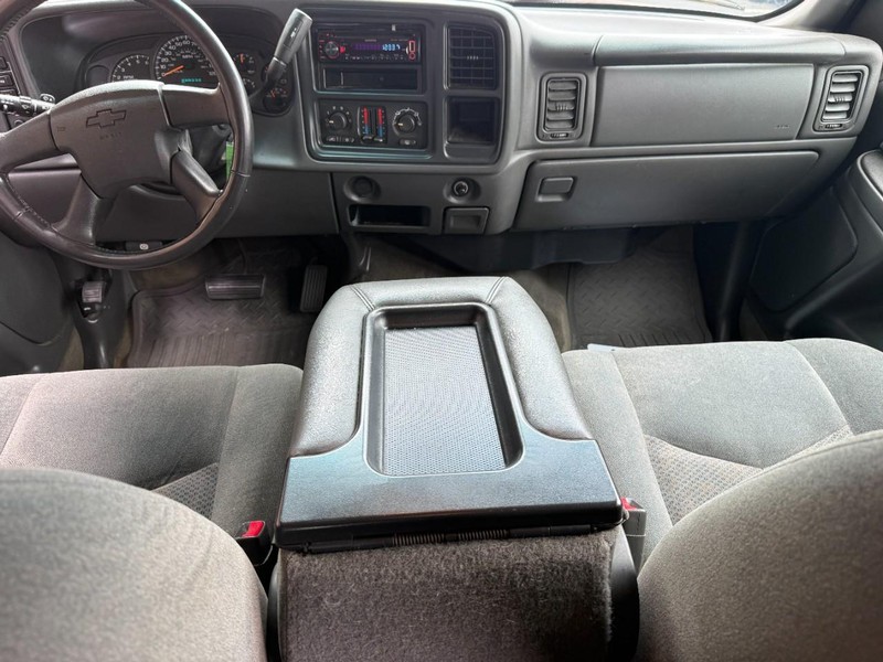 Chevrolet Silverado 2500HD Vehicle Full-screen Gallery Image 11