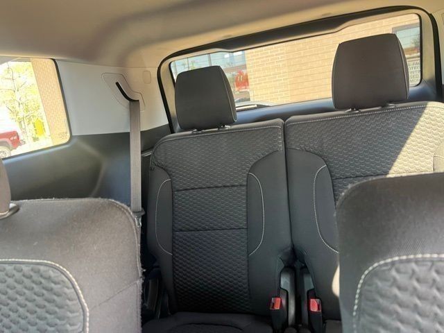 GMC Acadia Vehicle Full-screen Gallery Image 08