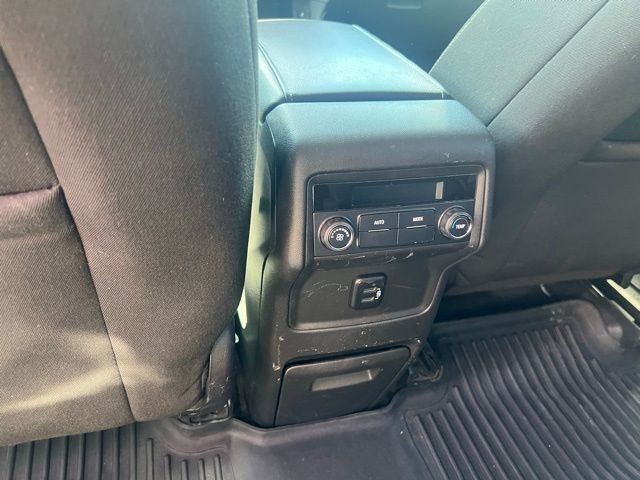 GMC Acadia Vehicle Full-screen Gallery Image 09