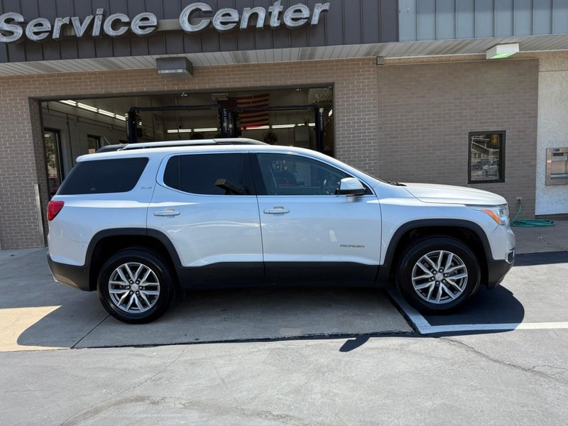 GMC Acadia Vehicle Full-screen Gallery Image 2