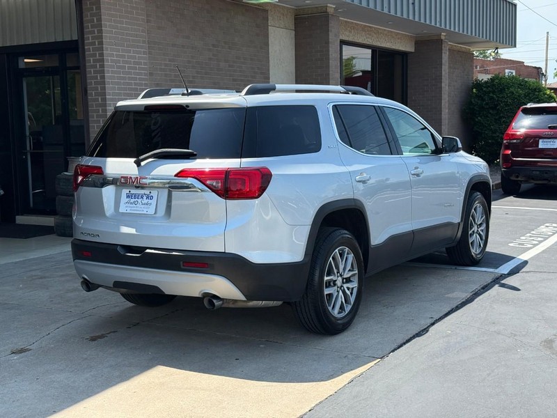 GMC Acadia Vehicle Full-screen Gallery Image 3