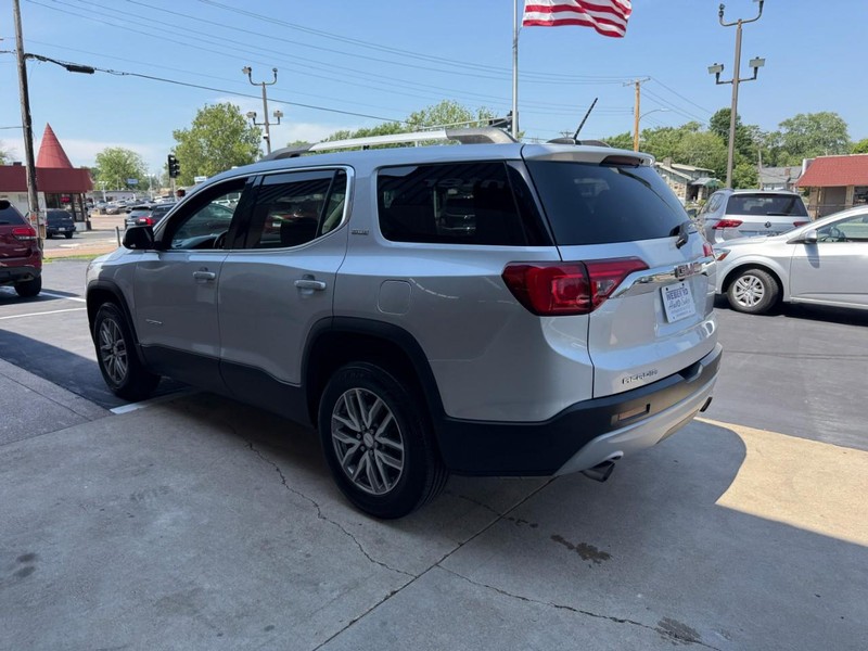 GMC Acadia Vehicle Full-screen Gallery Image 4