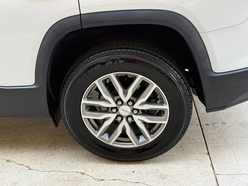 GMC Acadia Vehicle Full-screen Gallery Image 5