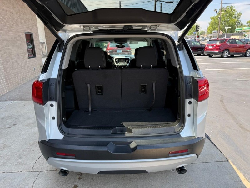 GMC Acadia Vehicle Full-screen Gallery Image 6