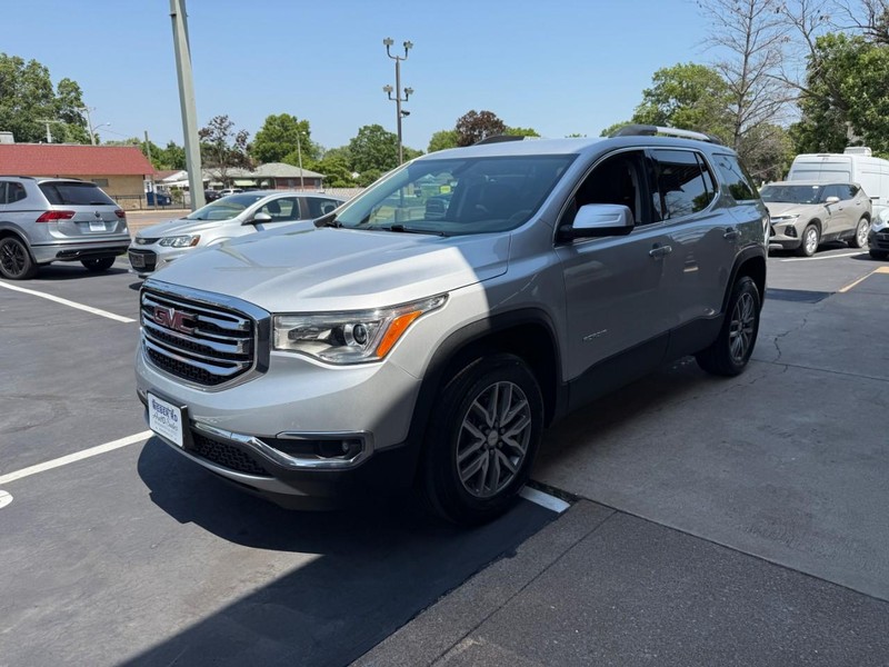 GMC Acadia Vehicle Full-screen Gallery Image 8