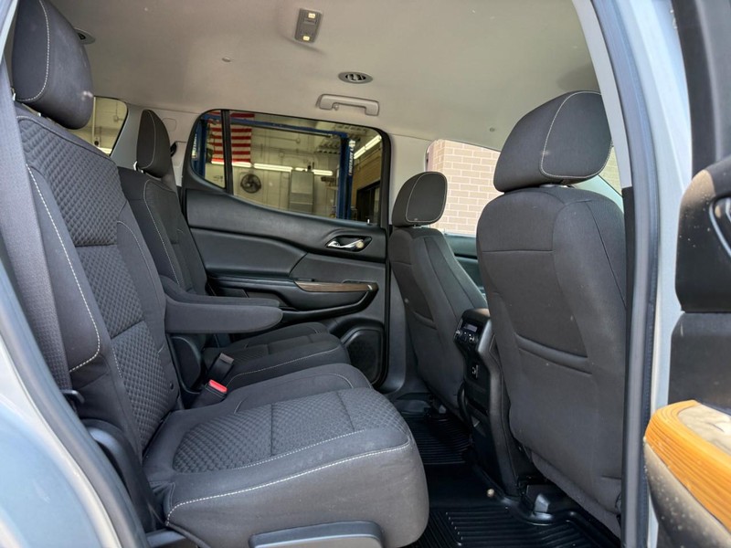 GMC Acadia Vehicle Full-screen Gallery Image 10