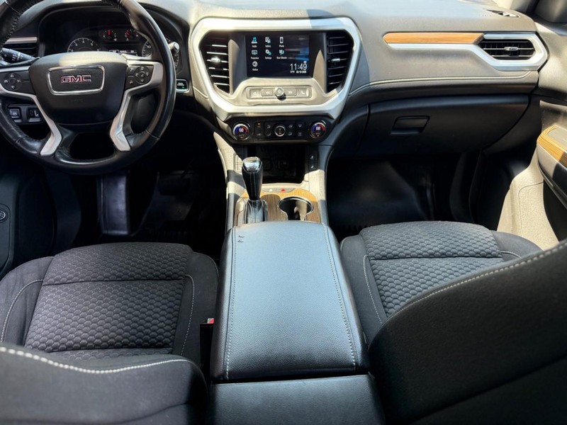 GMC Acadia Vehicle Full-screen Gallery Image 12