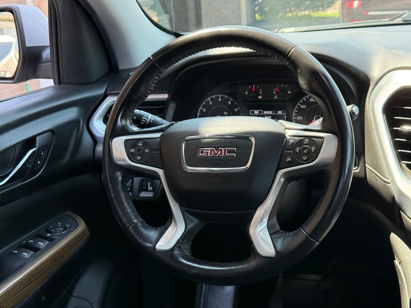 GMC Acadia Vehicle Full-screen Gallery Image 13