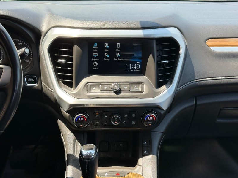 GMC Acadia Vehicle Full-screen Gallery Image 14