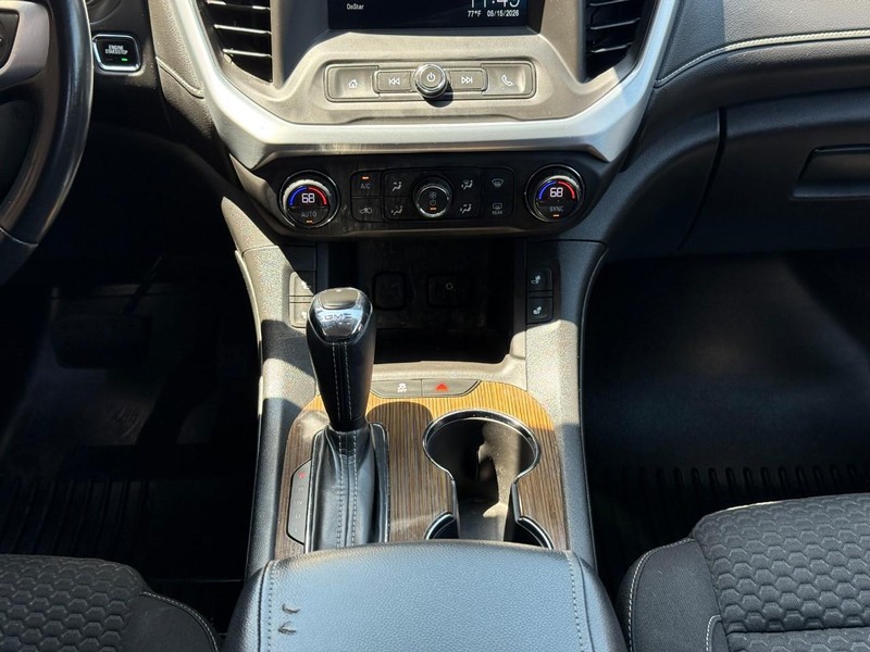 GMC Acadia Vehicle Full-screen Gallery Image 15