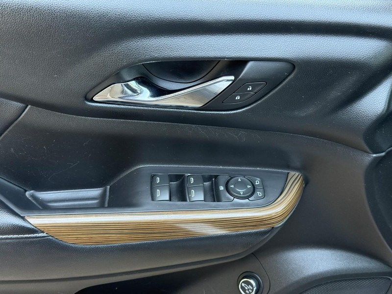 GMC Acadia Vehicle Full-screen Gallery Image 16